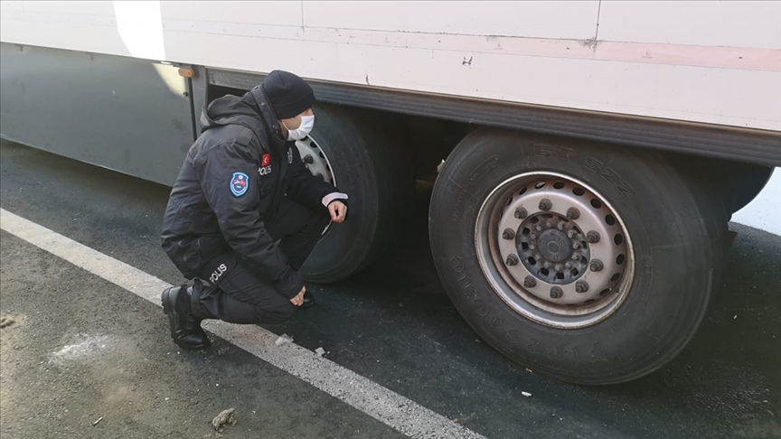 Sırbistan’da görev yapan Türk polisinin dikkati, tırların altına gizlenen düzensiz göçmenleri donmaktan kurtardı
