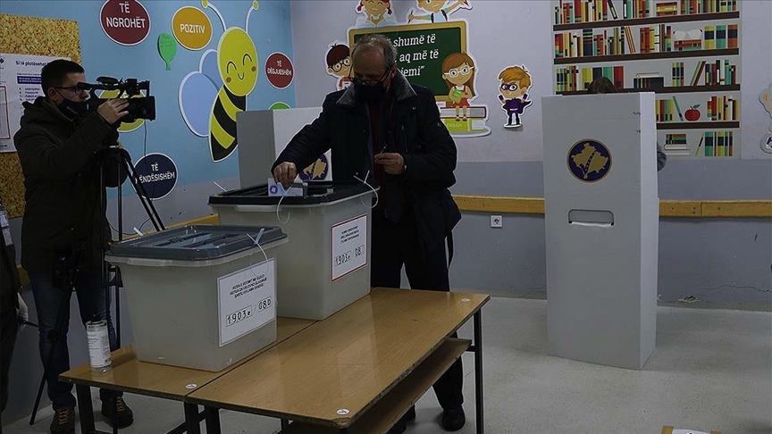 Kosova’da halk erken genel seçim için sandık başında