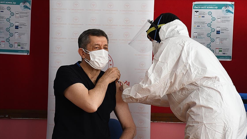 Türkiye’de öğretmenlere Kovid-19 aşısı uygulanmasına başlandı