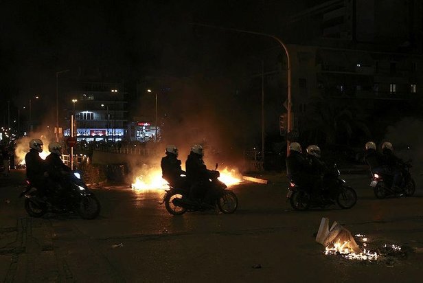 Atina’da polis şiddetini protesto eden göstericiler polis ile çatıştı