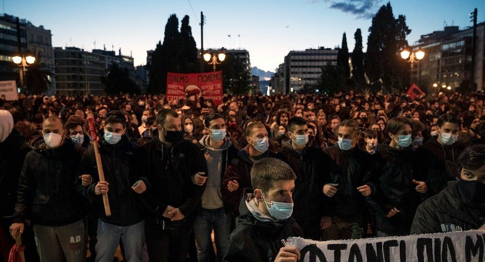 Yunanistan’da yüzlerce kişi hükümeti protesto etti