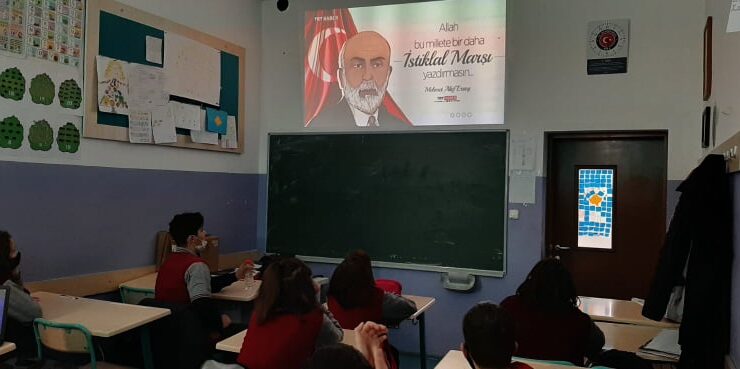 Priştine’de Türk öğrenciler İstiklal Marşı’nın 100. yılını kutladı