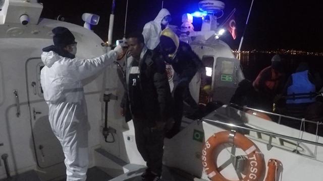 Yunanistan’ın Türk kara sularına ittiği 35 göçmen kurtarıldı