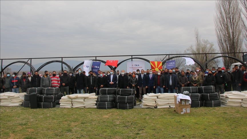 TİKA, Kuzey Makedonya’daki 140 aileye seracılık ekipmanları ve tohum desteğinde bulundu