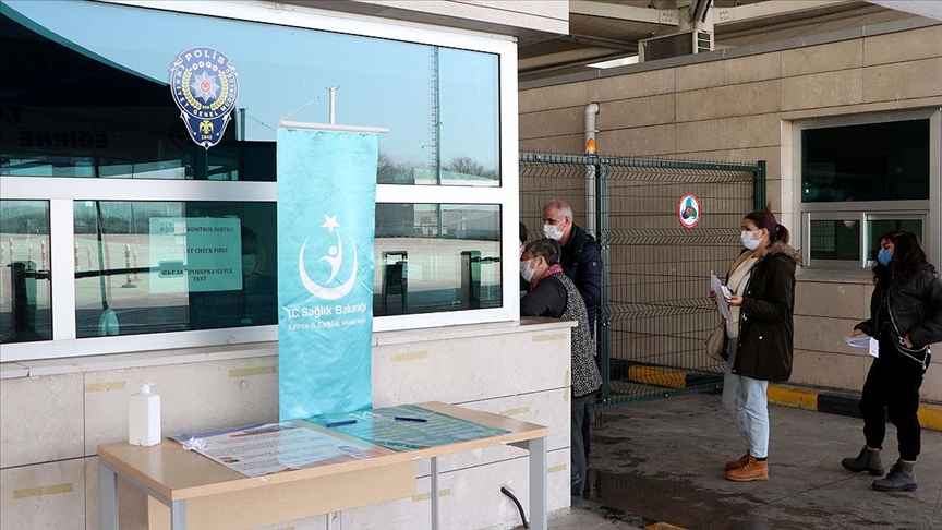 Türkiye’de yurt dışından gelenlerin ‘PCR testi ibrazı zorunluluğu’ uygulaması devam edecek