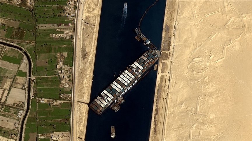 Süveyş Kanalı’nda karaya oturan gemi arka tarafı hareket ettirilerek yüzdürüldü
