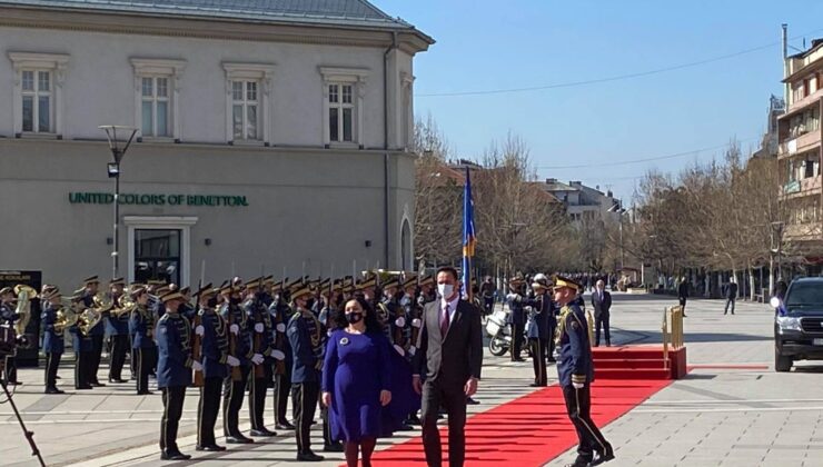 Kosova’da Vjosa Osmani, Cumhurbaşkanlığı görevini resmen devraldı