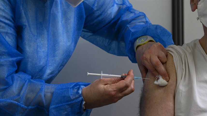 Yunanistan’da 55-59 yaş grubuna yönelik Kovid-19 aşı başvuruları başlıyor