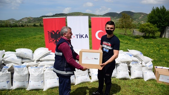 TİKA’dan Arnavutluk’taki ihtiyaç sahibi ailelere tohum yardımı