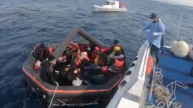 Yunanistan’ın Türk kara sularına geri ittiği 27 düzensiz göçmen kurtarıldı