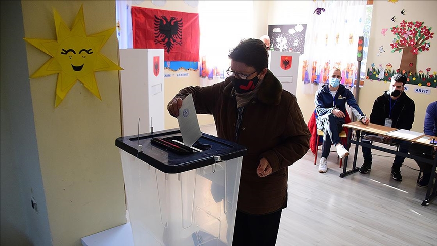 Arnavutluk’ta halk genel seçim için sandık başında