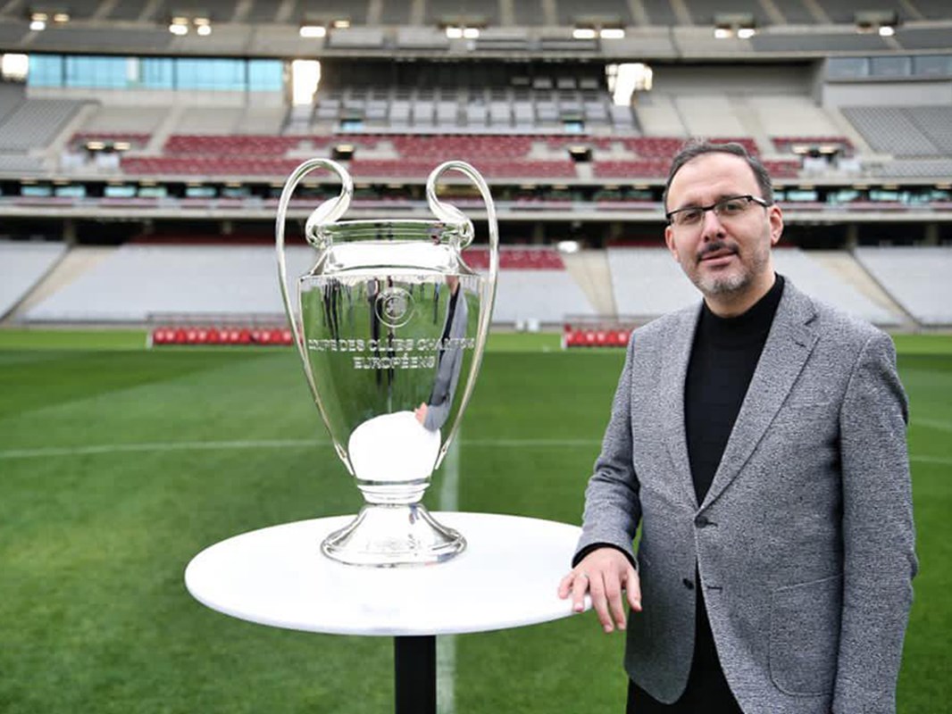 Bakan Kasapoğlu, İstanbul’daki UEFA Şampiyonlar Ligi finalinin seyircili oynanabileceğini belirtti