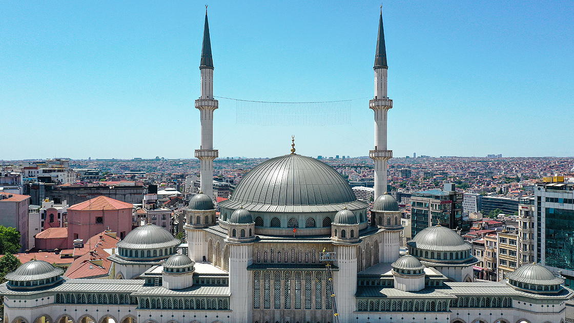 Taksim’e yapılan cami kılınan cuma namazıyla ibadete açıldı