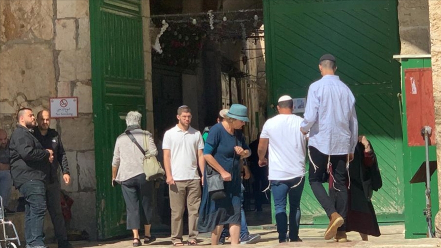 Fanatik Yahudiler İsrail polisi korumasında Mescid-i Aksa’ya baskın düzenledi