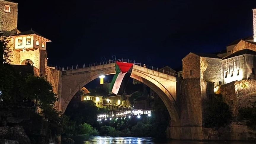 Bosna Hersek’teki tarihi Mostar Köprüsü’ne Filistin bayrağı asıldı