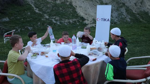 TİKA Arnavutluk’ta ihtiyaç sahiplerine iftar sofrası kurdu