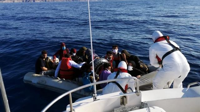 Yunanistan’ın geri ittiği 32 düzensiz göçmen kurtarıldı