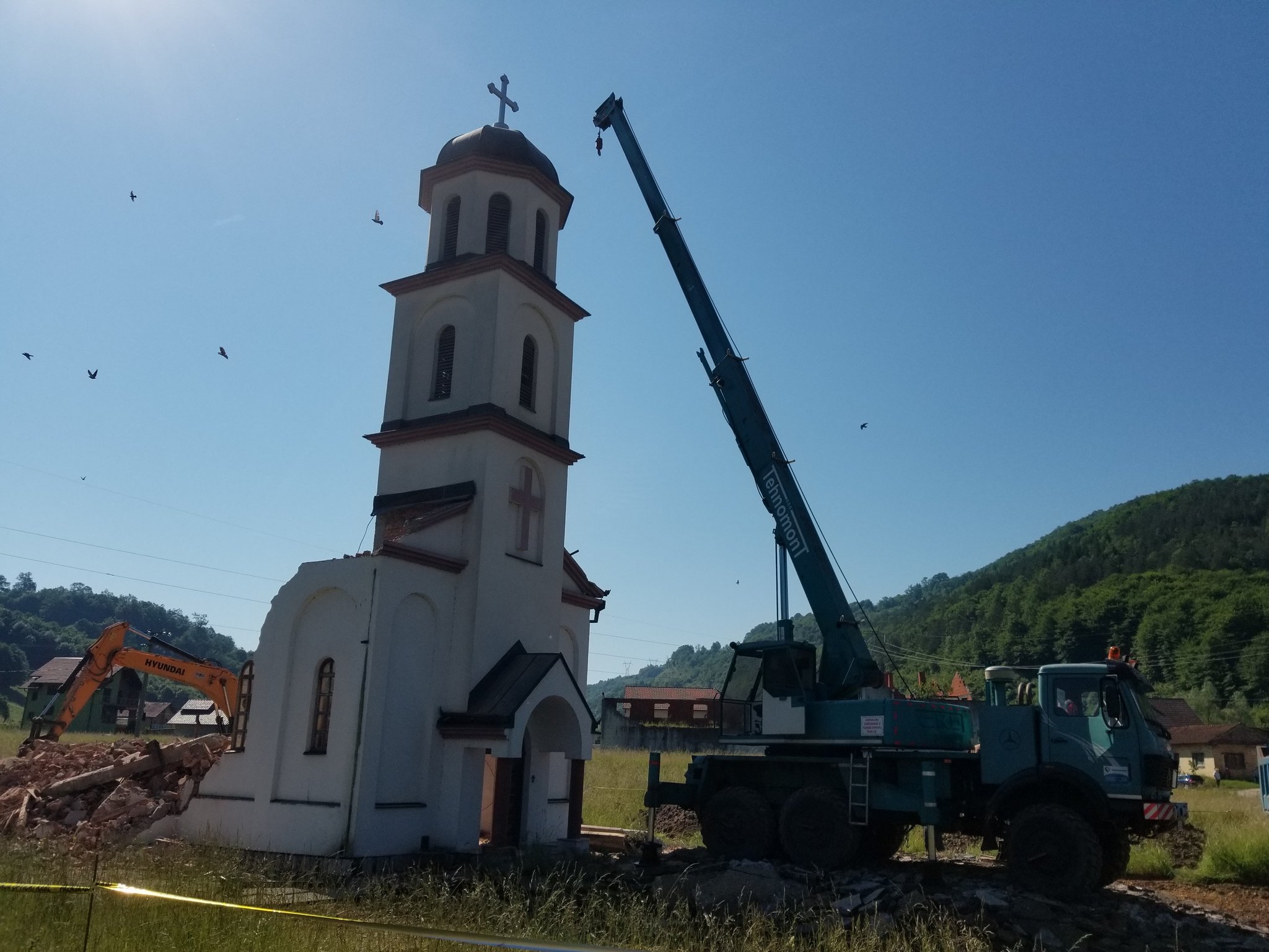 Boşnak nine Orloviç’in bahçesindeki kilisenin yıkılması Boşnak siyasetçilerce memnuniyetle karşılandı