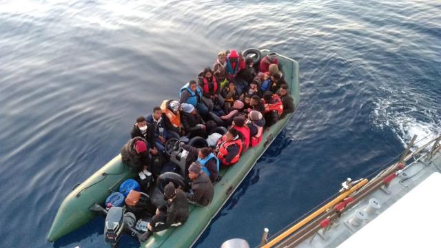 Yasa dışı yollarla Türkiye’den Yunanistan’a, Suriye’den Türkiye’ye geçmeye çalışan 13 kişi yakalandı