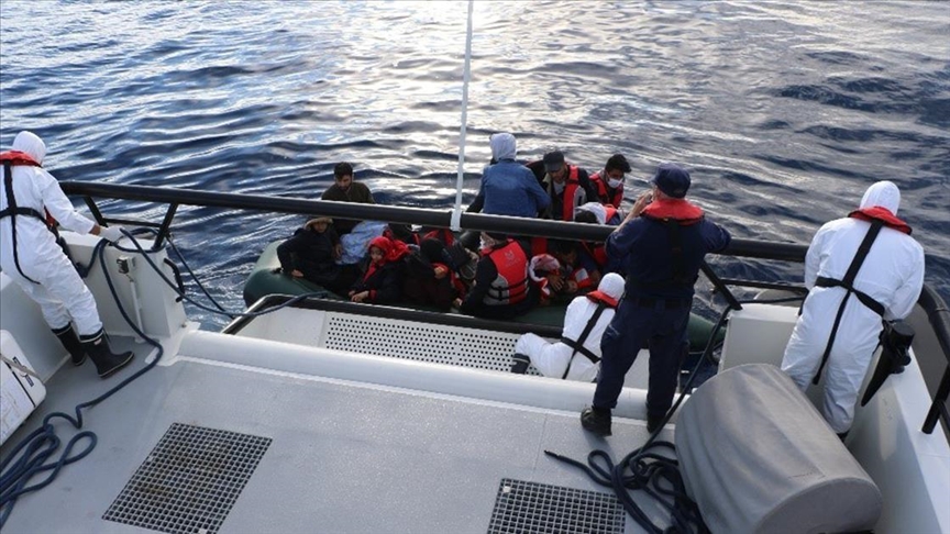 Yunanistan tarafından Çanakkale açıklarında Türk kara sularına itilen 17 düzensiz göçmen kurtarıldı