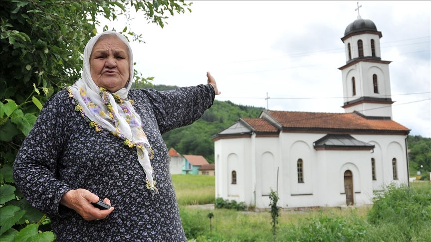 Boşnak nine Orloviç’in bahçesine izinsiz yapılan Ortodoks kilisenin yıkımına başlandı