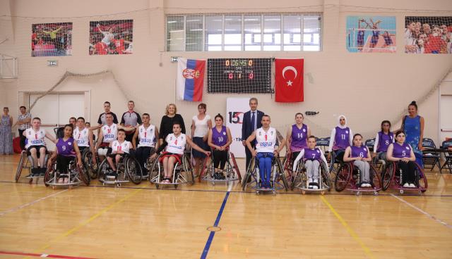 Sırbistan ve Türkiye’nin tekerlekli sandalye basketbol takımları, 15 Temmuz anısına dostluk maçına çıktı