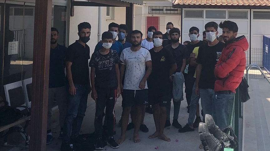 Yunanistan unsurlarınca Türk kara sularına geri itilen 26 düzensiz göçmen kurtarıldı