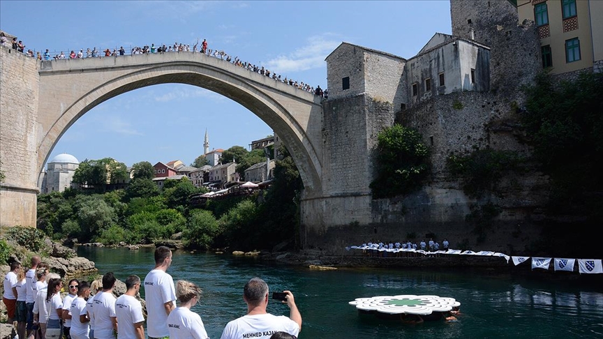 Srebrenitsa soykırımının yıl dönümü nedeniyle Mostar Köprüsü’nden sessiz atlayış gerçekleştirildi