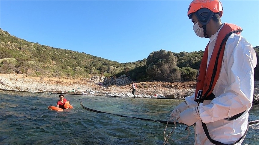 Yunanistan unsurlarınca itilen 3 düzensiz göçmen yüzerek Kuşadası’na çıktı