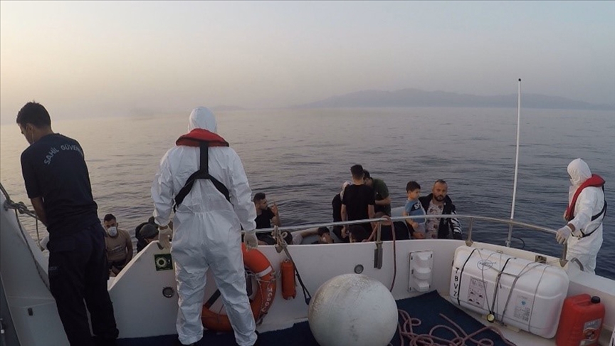 Yunanistan unsurlarınca Türk kara sularına itilen 25 düzensiz göçmen kurtarıldı