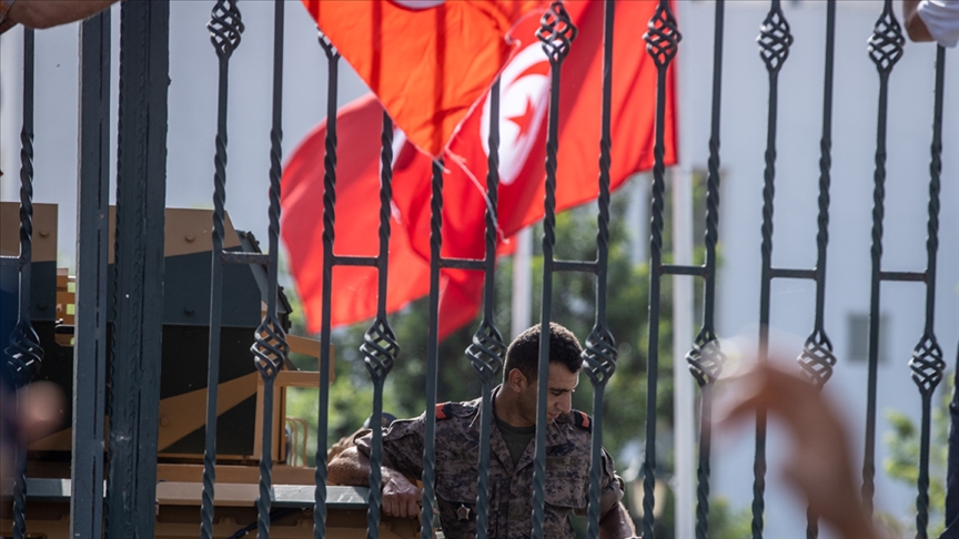 Tunus, Cumhurbaşkanı Said’in ‘darbe’ niteliğindeki kararlarının ardından zorlu bir yol ayrımına girdi