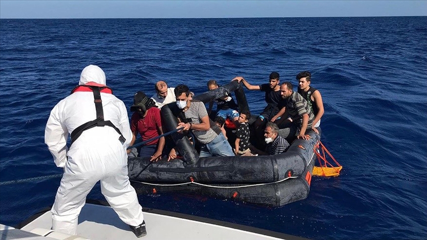 Yunanistan sahil güvenlik unsurlarınca Türk kara sularına itilen 14 düzensiz göçmen kurtarıldı