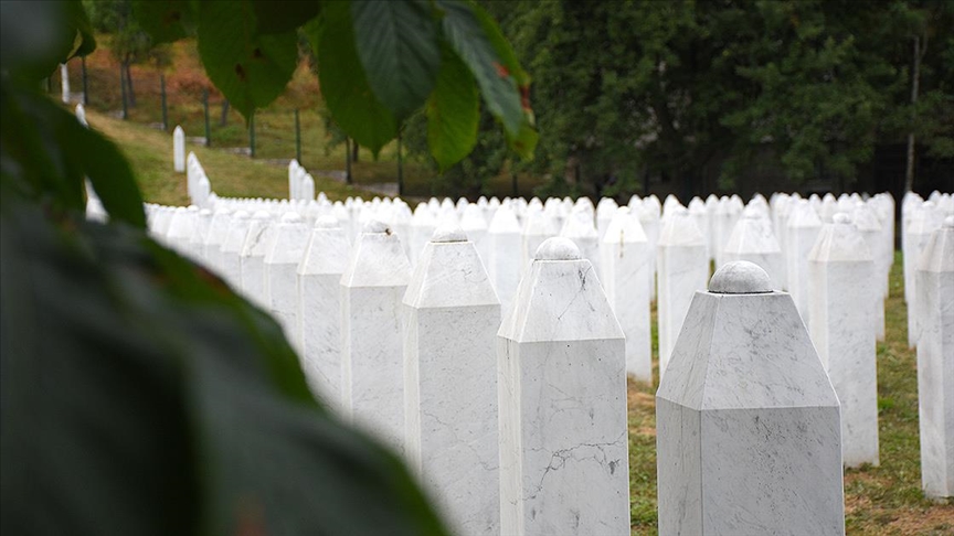 Srebrenitsa’daki Potoçari Anıt Mezarlığı soykırım kurbanlarının defnedilmesiyle sessizliğe büründü