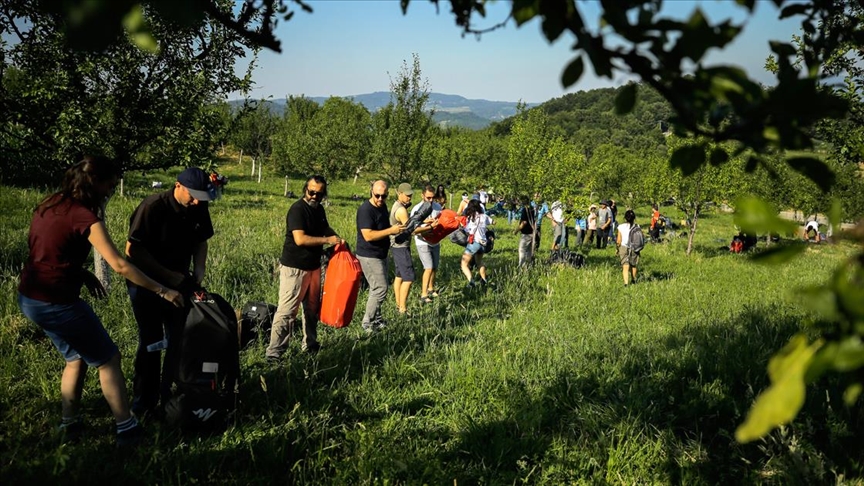 Srebrenitsalı kurbanlar için düzenlenen ‘Barış Yürüyüşü’ne katılacak Türk gönüllüler Nezuk kasabasına ulaştı