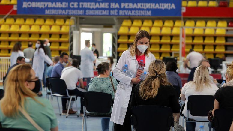 K. Makedonya’da bir günde 13 bin 232 vatandaş aşı oldu