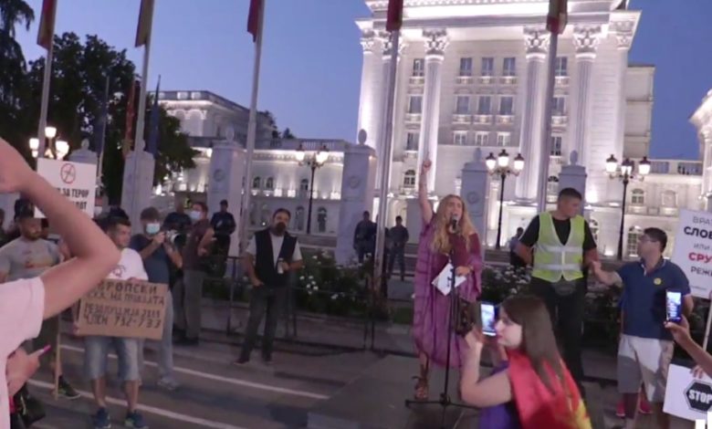 Başkent Üsküp’te aşı olmayanlara yönelik yeni tedbirler protesto edildi