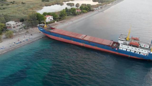 Yunanistan’da Türk bandıralı kargo gemisi karaya oturdu