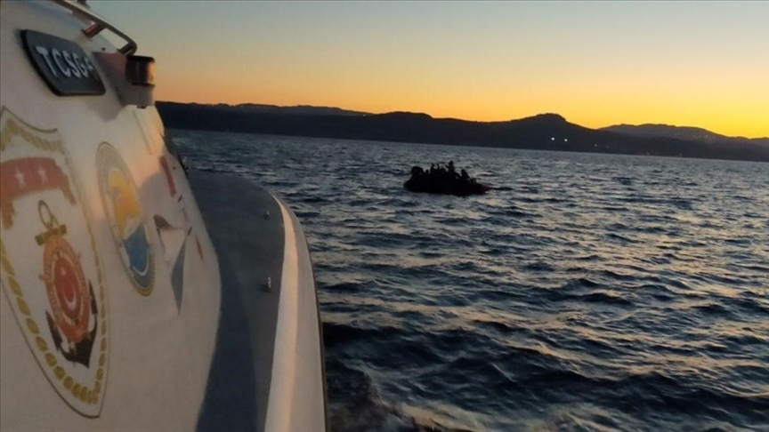 Yunan sahil güvenlik unsurlarınca Türk kara sularına itilen 12 düzensiz göçmen kurtarıldı