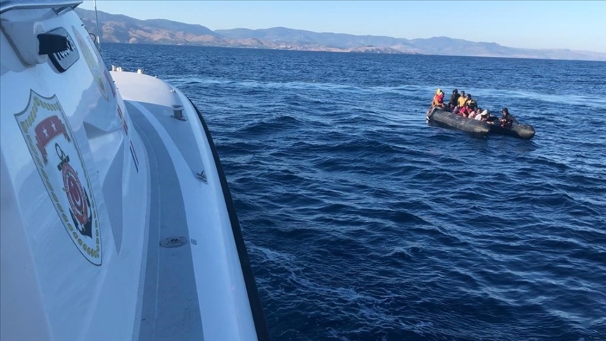 Yunan sahil güvenlik unsurlarınca Türk kara sularına itilen 52 sığınmacı kurtarıldı