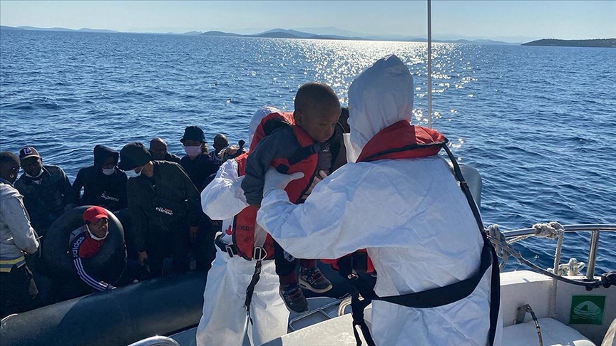 Yunanistan unsurlarınca Türk kara sularına itilen düzensiz göçmen kurtarıldı