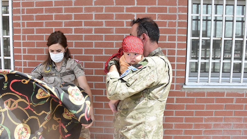 Türk askeri Kabil’deki kontrol noktasında annesinden ayrı düşen Hadiya bebeğe şefkat elini uzattı