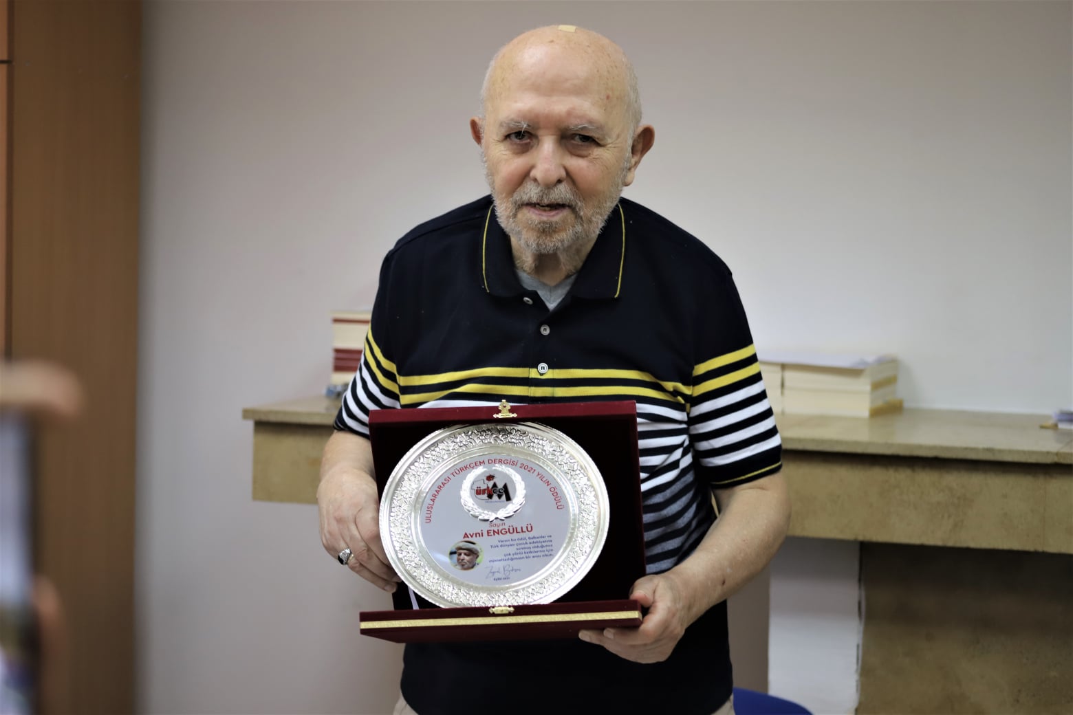 Avni Engüllü’ye “Türkçem Dergisi 2021 Yılın Ödülü”