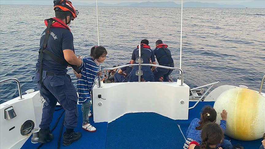 Yunanistan unsurlarınca Türk kara sularına itilen 144 düzensiz göçmen kurtarıldı