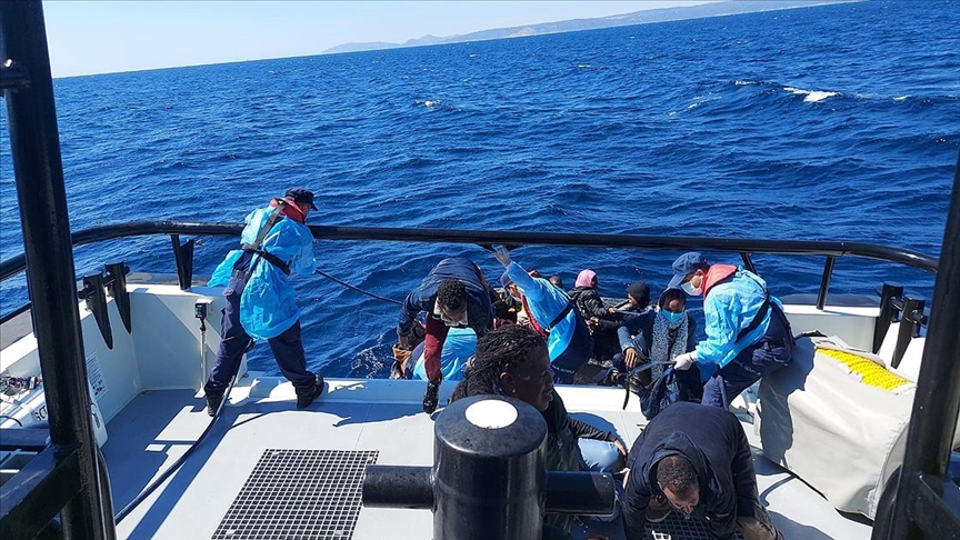 Yunanistan unsurlarınca Türk kara sularına itilen 63 düzensiz göçmen kurtarıldı