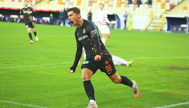 İstanbulspor, Kosovalı futbolcu Jetmir Topalli’yi kadrosuna kattı