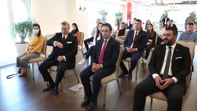 Türkiye’nin Tiran Büyükelçisi Yörük, Türkiye Burslarını kazanan Arnavut öğrencilerle bir araya geldi