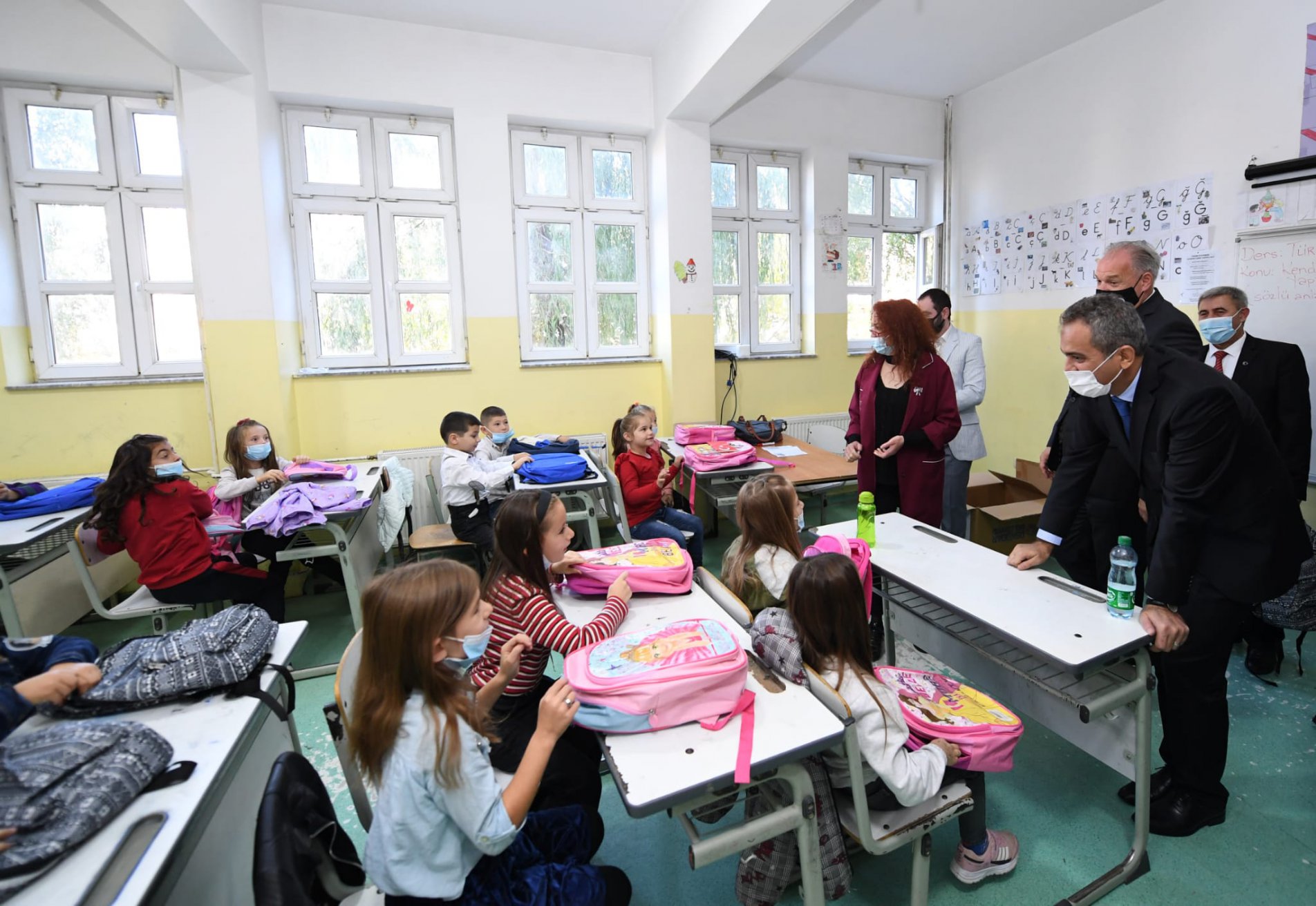 Türkiye Milli Eğitim Bakanı Özer, Kosova’da eğitim gören Türk öğrencilerle buluştu