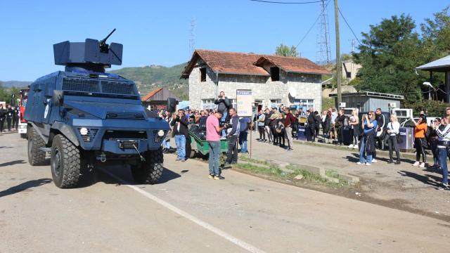 Kosova ve Sırbistan, “plaka” krizini sonlandıran anlaşma gereği birliklerini geri çekti