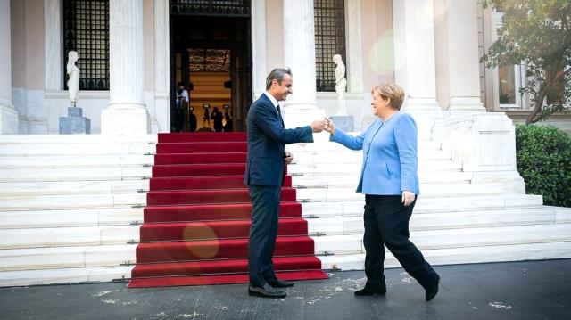 Yunanistan’a giden Merkel’den Miçotakis’e mesaj: Türkiye komşumuz ve müttefikimiz