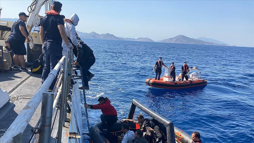 Yunan sahil güvenlik unsurlarınca Türk kara sularına itilen 77 düzensiz göçmen kurtarıldı